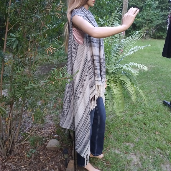 "Mudd" black&white sleeveless poncho sweater - Picture 3 of 6